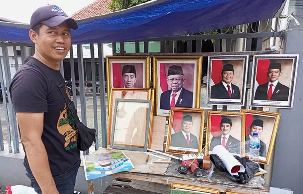 Pemasangan Foto Presiden dan Wakil Presiden di Kantor atau Instansi