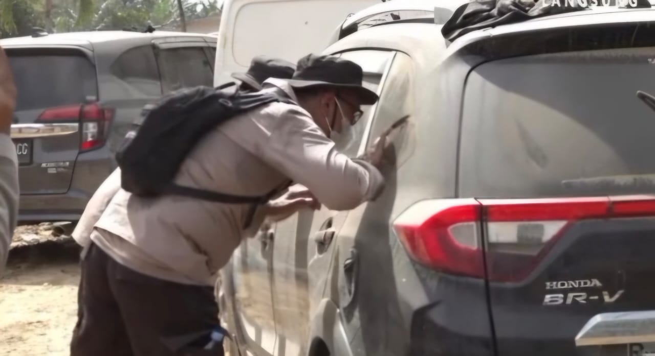 Menjawab Issu Banyak Mayat Terjebak, Petugas Polda Aceh dan Polres Aceh Tamiang Sisir Sejumlah Mobil